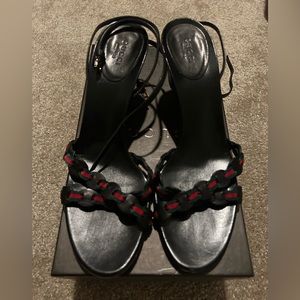Strapping leather Gucci sandals